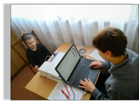 ..sitzt DJ Paula und misst natürlich!