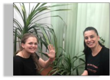 Studenten unterstützen Nazhra bei der Kommunikation